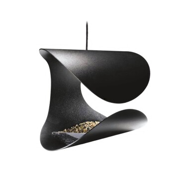 Moderner schwarzer Metall-Vogelfutterspender zum Aufhängen, gefüllt mit Samen vor weißem Hintergrund.