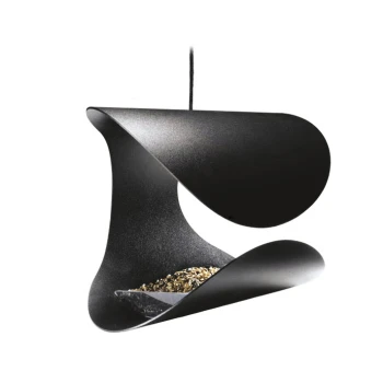 Moderner schwarzer Metall-Vogelfutterspender zum Aufhängen, gefüllt mit Samen vor weißem Hintergrund.