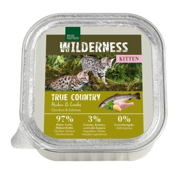 WILDERNESS Kitten 16x100g True Country, Huhn und Lachs Verpackung für Nassfutter für Katzen mit zwei verspielten Kätzchen, beschriftet "Wilderness: True Country, Huhn & Lachs." 97% Huhn und Lachs, 3% Gemüse.