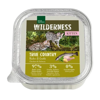 Verpackung für Nassfutter für Katzen mit zwei verspielten Kätzchen, beschriftet "Wilderness: True Country, Huhn & Lachs." 97% Huhn und Lachs, 3% Gemüse.