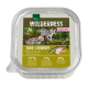 Emballage de nourriture humide pour chats avec deux chatons joueurs, étiqueté "Wilderness : Vraie campagne, Poulet & Saumon." 97 % de poulet et de saumon, 3 % de légumes.