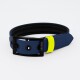 Ein stilvoller dunkelblauer Hundehalsband mit einer schwarzen Schnalle und einem leuchtend gelben Akzentband, mit dem Text "THE DOG IDEA."