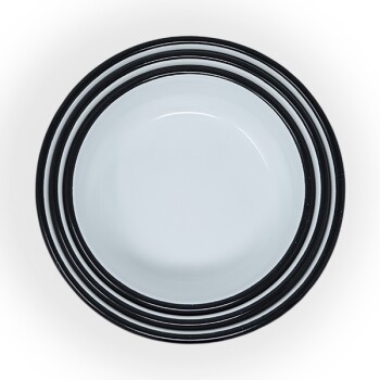 Ein Stapel von vier weißen Haustierfutterschalen mit schwarzen Rändern, von oben betrachtet.