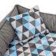 Graues Haustierbett mit passendem Kissen und Polster in blau-grau-weißem geometrischem Dreiecksmuster.
