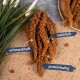 Nahaufnahme von natürlichen Haustierleckereien, mit strukturierten, braunen Strängen auf einem Jutehintergrund, beschriftet mit 'schmackhaft', 'natürlich' und 'proteinhaltig.'