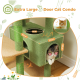 Großer grüner Katzenbaum mit drei Türen; eine Katze schaut heraus. Abmessungen: 53 cm Höhe, 29 cm Breite, 25 cm Tiefe, 7,9 cm Öffnungsdurchmesser.
