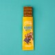 Emballage de friandises pour chiens avec une barre brune dans un emballage jaune, présentant deux chiens joueurs et un texte sur les vitamines.