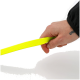 Eine Hand hält eine leuchtend gelbe, strukturierte Hundeleine vor einem schlichten weißen Hintergrund.