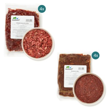 Zwei Pakete Haustierfutter, eines mit der Aufschrift "Geflügelinnereien-Mix" und das andere "Rindfleisch", mit einer Schüssel mit Hackfleisch dazwischen.