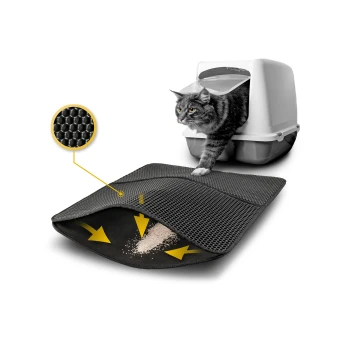 Eine graue Katze steht auf einer schwarzen Katzenmatte vor einer weißen, abgedeckten Katzentoilette.