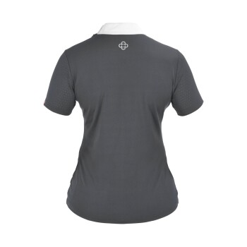 Ein graues Poloshirt mit kurzen Ärmeln und weißem Kragen, das ein kleines Logo auf dem Rücken hat.