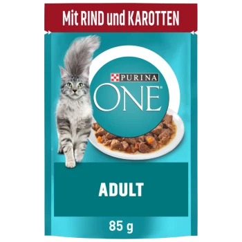 Purina ONE Katzenfutterbeutel mit einer flauschigen grauen Katze, beschriftet "Mit RIND und KAROTTEN", für Erwachsene, 85 g.