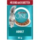 Pochette de nourriture pour chat Purina ONE mettant en vedette un chat gris duveteux, étiquetée "Mit RIND und KAROTTEN" (avec du bœuf et des carottes), pour adultes, 85 g.