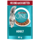 Purina ONE Katzenfutterbeutel mit einer flauschigen grauen Katze, beschriftet "Mit RIND und KAROTTEN", für Erwachsene, 85 g.