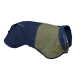 Ein Hundemantel in Marineblau und Olivgrün, mit dem Logo 'RUFFWEAR', entworfen für den Schutz im Freien.
