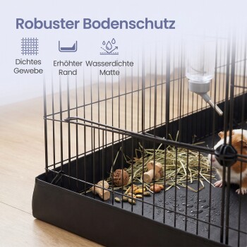 Meerschweinchen auf wasserdichter Matte im Käfig; Text: 'Robuster Bodenschutz'; 'Dichtes Gewebe'; 'Erhöhter Rand'; 'Wasserdichte Matte'.