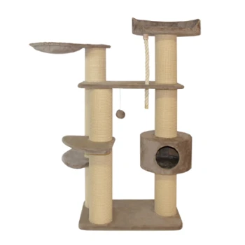 Arbre à chat avec plusieurs niveaux, poteaux à gratter, un coin douillet et un jouet suspendu, le tout dans une couleur beige douce.