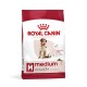 Sac de nourriture pour chiens Royal Canin Medium Adult 7+, présentant un golden retriever, avec un texte mettant en avant le soutien de la masse musculaire et une vitalité optimale.