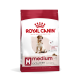 Royal Canin Medium Adult 7+ Hundefutterbeutel, mit einem Golden Retriever, mit Text, der die Unterstützung der Muskelmasse und optimale Vitalität hervorhebt.