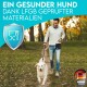 Ein Mann führt einen Golden Retriever auf einem Weg, der von Bäumen umgeben ist, mit dem Text "Ein gesunder Hund dank LFGB geprüfter Materialien."