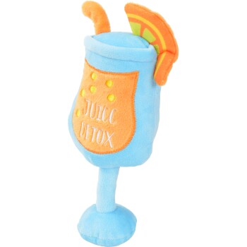 Blaues Plüsch-Cocktail-Spielzeug auf einem Stiel mit Orangenscheiben-Garnitur und einem bestickten orangefarbenen Aufnäher mit der Aufschrift 'JUICE DETOX'.