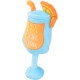 Blaues Plüsch-Cocktail-Spielzeug auf einem Stiel mit Orangenscheiben-Garnitur und einem bestickten orangefarbenen Aufnäher mit der Aufschrift 'JUICE DETOX'.