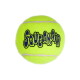 Neongelber, tennisähnlicher Hundeball mit blau umrandetem 'SQUEAKAIR'-Logo und weißen Nahtlinien.