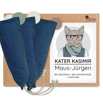 Drei Denim-Katzenminzbeutel auf einer Kartonrückwand mit Etikett 'KATER KASIMIR Maus-Jürgen' und 'HANDMADE WITH LOVE'-Logo.