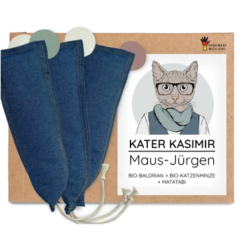 Drei Denim-Katzenminzbeutel auf einer Kartonrückwand mit Etikett 'KATER KASIMIR Maus-Jürgen' und 'HANDMADE WITH LOVE'-Logo.
