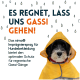 Ein Hund im gelben Regenmantel schaut in die Kamera mit Regentropfen im Hintergrund. Text: "ES REGNET, LASS UNS GASSI GEHEN!"