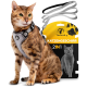 Eine Bengal-Katze, die ein graues Geschirr trägt, sitzt neben einer Verpackung mit der Aufschrift "Tierhood 2IN1 Katzengeschirr", die eine Katzensilhouette zeigt.