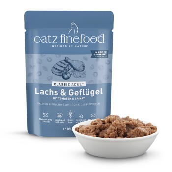Catz Finefood Classic Adult Katzenfutterbeutel mit Lachs & Geflügel, Tomaten & Spinat, 85g, und eine Schale Nassfutter.