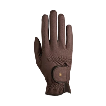 Braune Haustierpflegehandschuh mit strukturierter Oberfläche und verstellbarem Handgelenkband, vor einem weißen Hintergrund präsentiert.