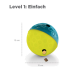 Interaktive Haustier-Spielzeugkugel in Blau und Gelb, mit einem Durchmesser von 12 cm, mit einem kleinen Leckerli daneben; beschriftet "Level 1: Einfach."