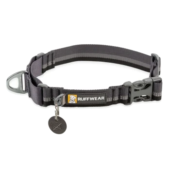 Grauer Hundehalsband von Ruffwear mit reflektierenden Streifen, ausgestattet mit einer Kunststoffschnalle und einem Anhänger mit einem Symbol ohne Glocke.
