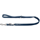 Marineblaue Leder-Hundeleine mit einem silbernen Clip und verstellbarem Schnallenverschluss, vor einem weißen Hintergrund dargestellt.