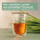 Doppelwandiges Glas mit bernsteinfarbenem Lachsöl und Gras; Bannertext: 'Rein natürliches Lachsöl' / 'Purely natural salmon oil'