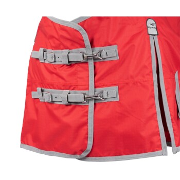 Rotes Pferdedecke mit grauen Riemen und Schnallen, mit einem Equinate-Logo in der oberen linken Ecke.