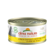Almo Nature Katzenfutterdose, beschriftet mit 'HFC Natural,' mit Hähnchenschenkeln in mehreren Sprachen, mit einem Logo, das '100% Profits to Nature' besagt.