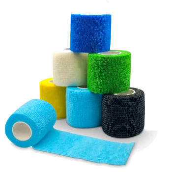 Ein Stapel bunter selbstklebender Verbandrollen in Blau, Grün, Schwarz, Gelb und Weiß, mit einer teilweise entrollten blauen Rolle.