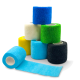 Ein Stapel bunter selbstklebender Verbandrollen in Blau, Grün, Schwarz, Gelb und Weiß, mit einer teilweise entrollten blauen Rolle.