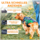 Ein Hund in einem stylischen Geschirr steht auf Gras mit Herbstblättern, wobei die Merkmale hervorgehoben werden: Schnellverschlussclip, eingenähtes X-Gurtband, wasserdichter Reißverschluss.