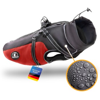 Eine wasserdichte Hundejacke in Schwarz und Rot, mit einer Befestigung für ein Geschirr, mit einem Etikett, das "DEUTSCHE MARKE" und ein Tropfendetail zeigt.