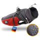 Eine wasserdichte Hundejacke in Schwarz und Rot, mit einer Befestigung für ein Geschirr, mit einem Etikett, das "DEUTSCHE MARKE" und ein Tropfendetail zeigt.