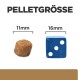 Bild, das zwei Tierfutterpellets zum Größenvergleich zeigt: ein braunes Pellet (11 mm) neben einem blauen Würfel (16 mm), beschriftet mit 'PELLETGRÖSSE.'