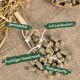 Haustierfutterpellets in einer Holzschaufel auf Jute, beschriftet mit "getreidefrei," "mit Leinkuchen," "fruchtiger Geschmack," und "Ballaststoffe."