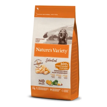 Hondenvoerzak van Nature's Variety, met een bruine hond, gelabeld 'Selected', met '600g Vrije Uitloop Kip' en 'Geen Granen'.