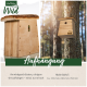 Ein Holzvogelhaus, das auf einem weißen Hintergrund ausgestellt und an einem Baum montiert ist, mit Text, der die Aufhängungsanweisungen und Abmessungen beschreibt.
