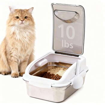 Flauschige orange Langhaarkatze neben einem Edelstahl-Futterbehälter (10 lbs) mit weißem Deckel, Schaufel und Trockenfutter