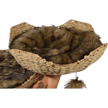 Ein gemütliches, gewebtes Haustierbett mit einem plüschigen, Kunstfellkissen in Brauntönen, das ein hängendes Spielzeug für zusätzlichen Spielspaß bietet.